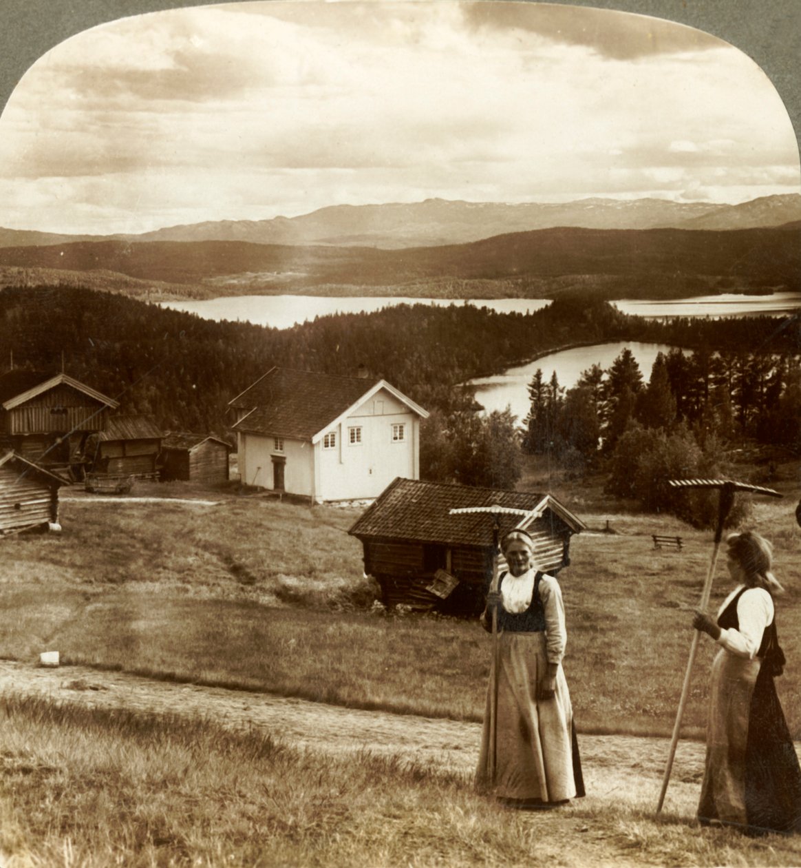 Taşralı kızlar samanlıkta - Bolkesjo ve Folsjo gölleri üzerinden Himingen Mts., Norveç, c1905. by Unbekannt