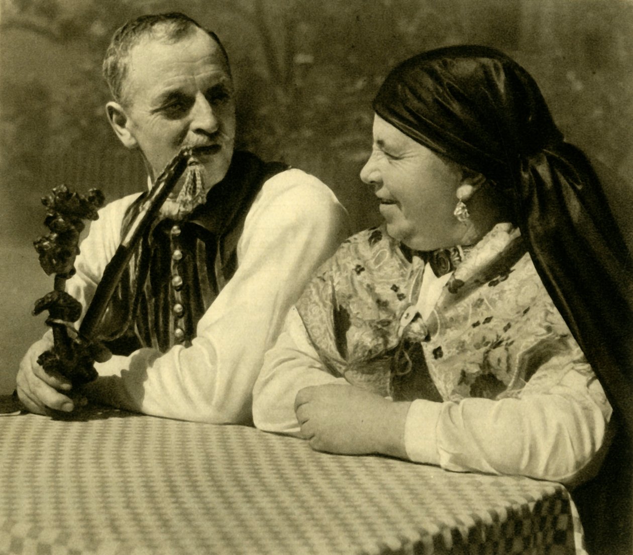 Geleneksel elbiseli çift, Yukarı Avusturya, c1935. by Unbekannt