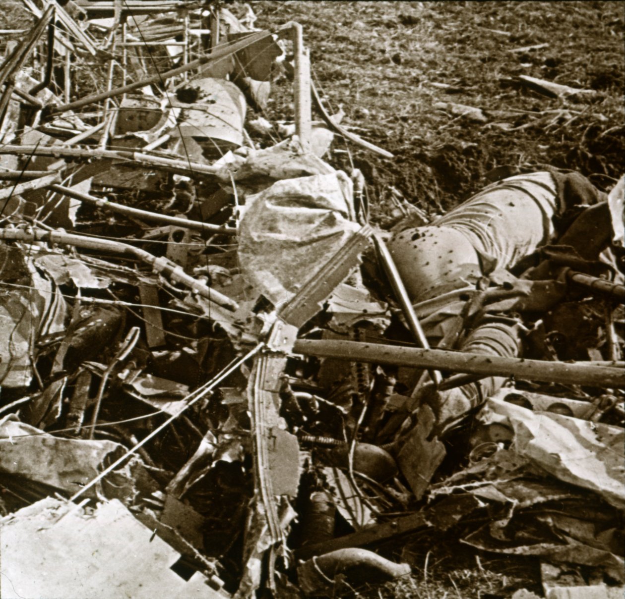 Düşen uçak, Aisne, Fransa, c1914-c1918 by Unbekannt