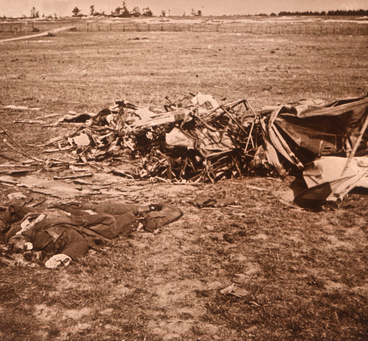 Düşen uçak, Sainte-Marie-à-Py, kuzey Fransa, c1914-c1918 by Unbekannt