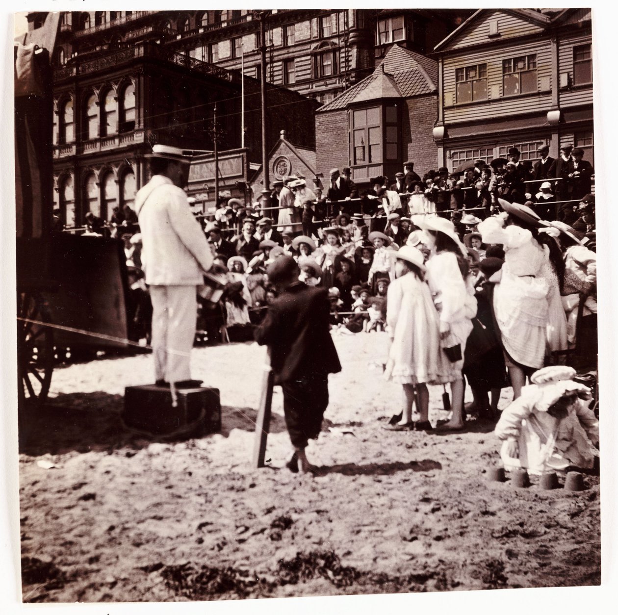 Bir plaj şovmenini izleyen kalabalık, 1905 dolayları by Unbekannt