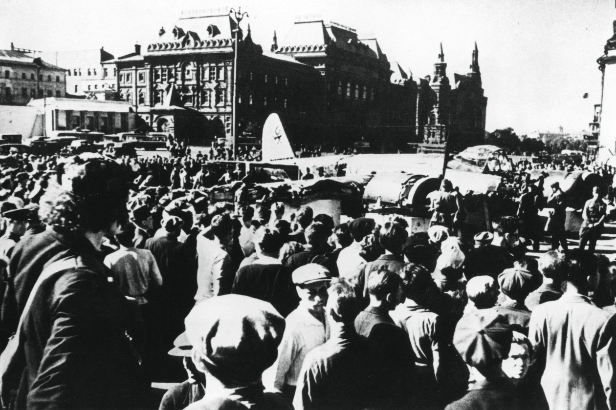 Düşmüş bir Alman bombardıman uçağının etrafındaki kalabalıklar, Sverdlov Meydanı