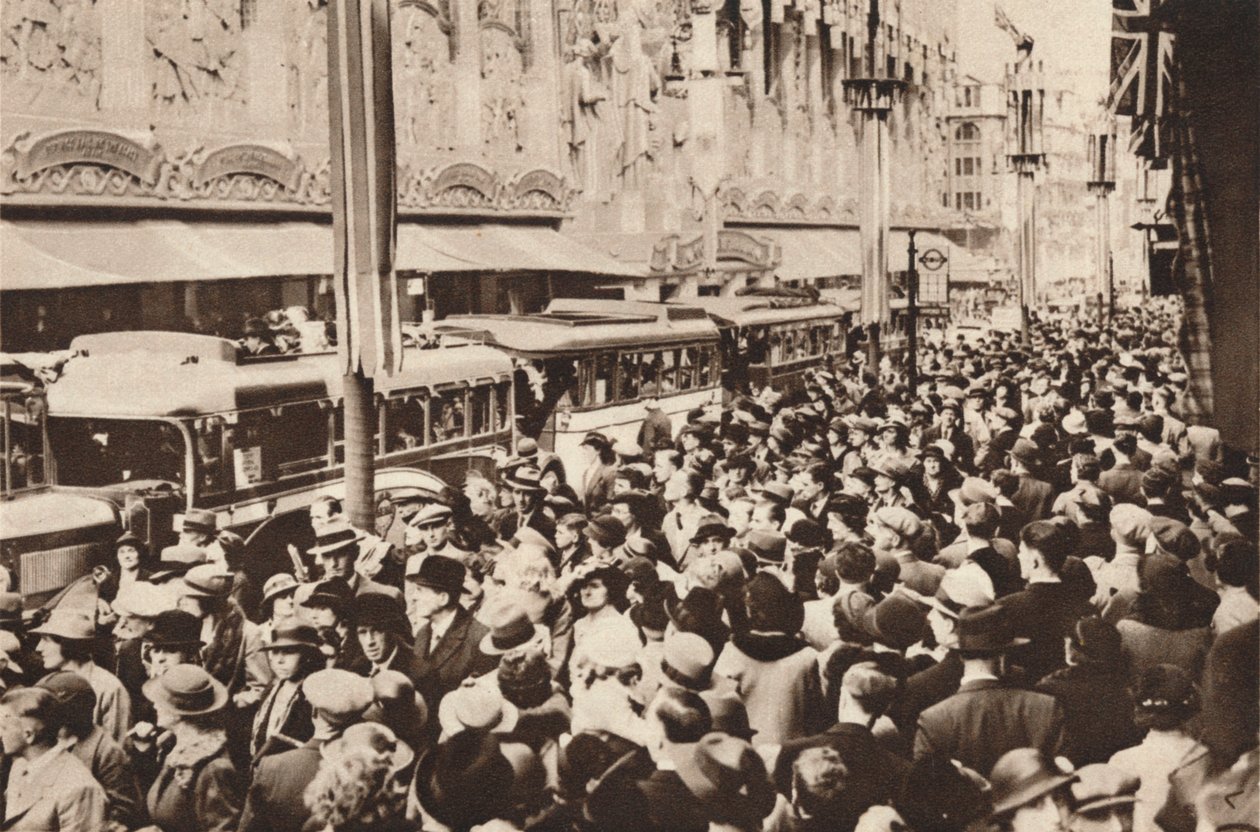 Kral George VI taç giyme törenini izleyen banka tatili sırasında Oxford Caddesi