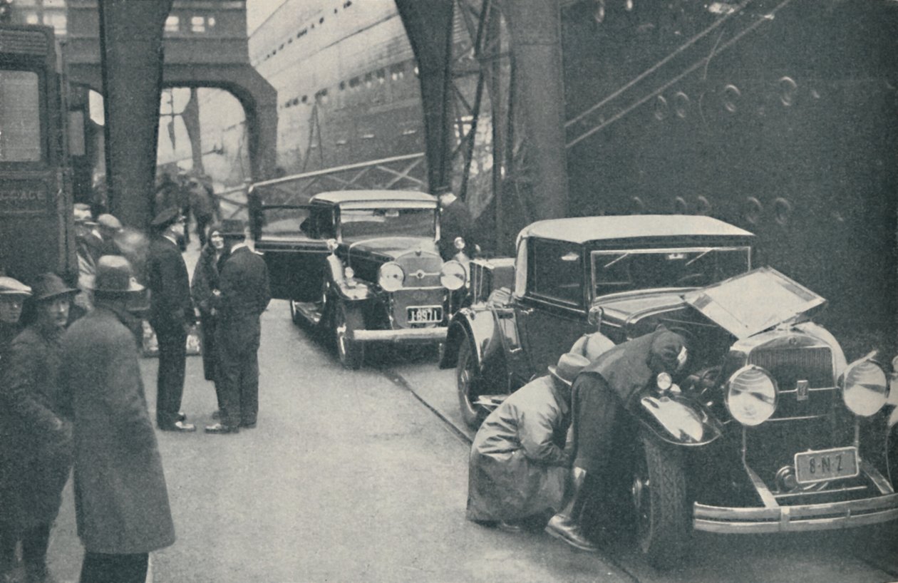 Southampton'da Motorlu Arabaları İnceleyen Gümrük Memurları, 1937 by Unbekannt