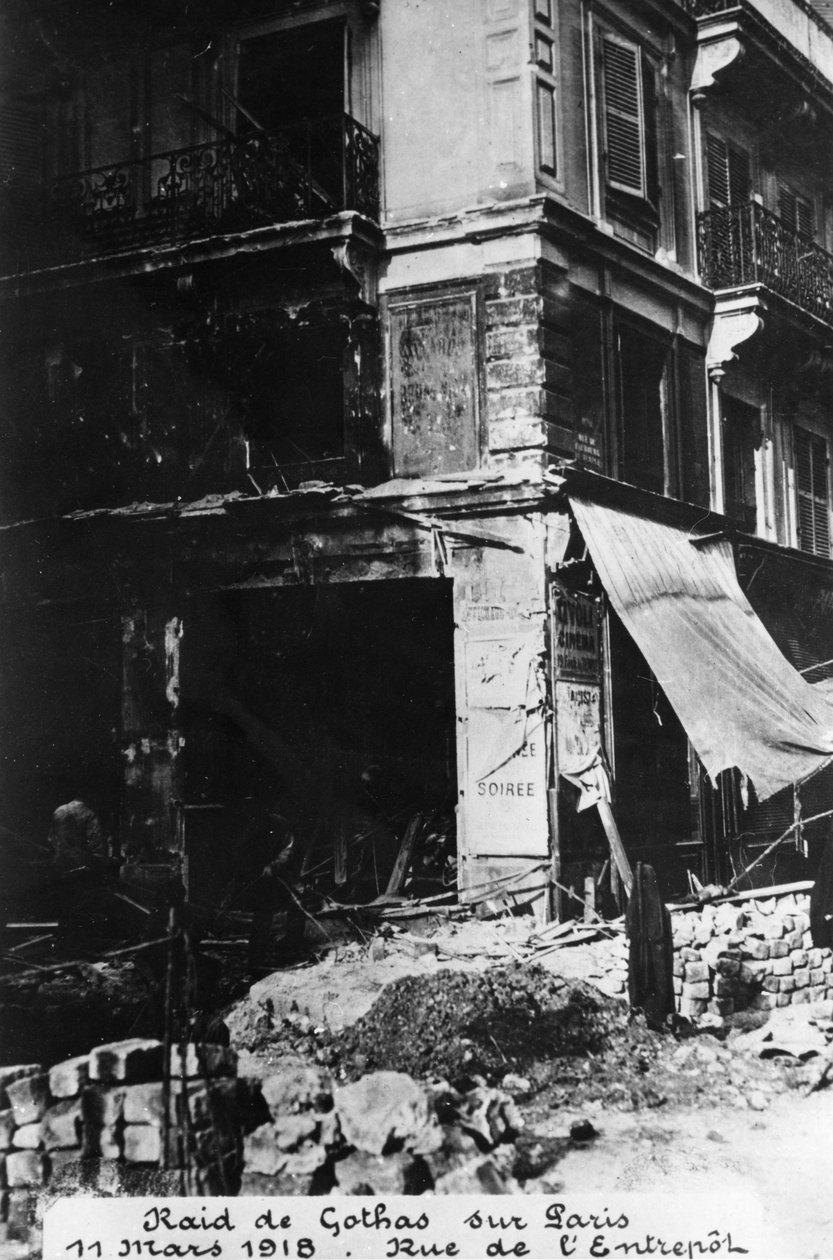 Alman Gotha bombardıman uçaklarının saldırısından sonra hasar, Paris, 11 Mart 1918 by Unbekannt