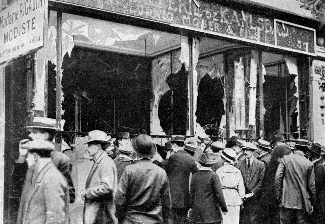 Hasarlı Avusturyalı kuyumcu dükkanı, Paris, Birinci Dünya Savaşı, 1914 by Unbekannt