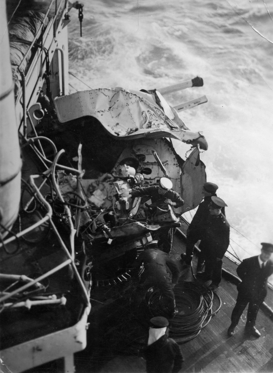Portekiz açıklarında, İngiliz savaş gemisi HMS Malaya