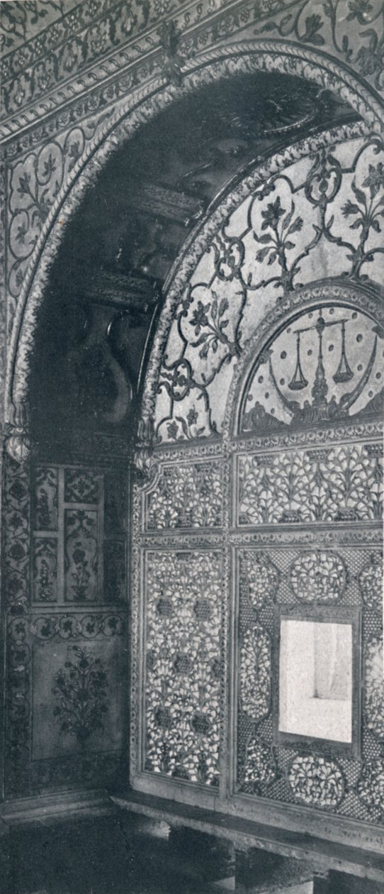 Delhi. Dilekçelerin alındığı Adalet Terazisi Oymalı Mermer Perde., c1910. by Unbekannt