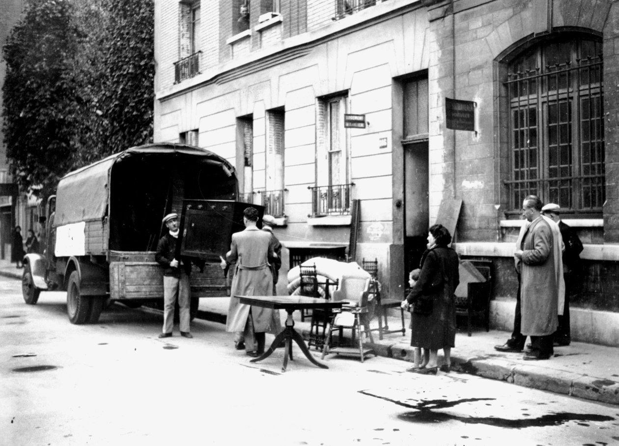Yahudilerden RAF bombalama kurbanlarına el konulan mobilyaların teslimi, Paris, Nisan 1942 by Unbekannt
