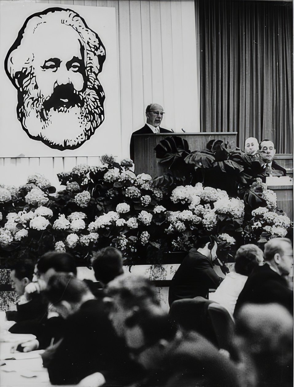 Alman Demokratik Cumhuriyeti Devlet Konseyi Başkanı Walter Ulbricht, Karl Marx