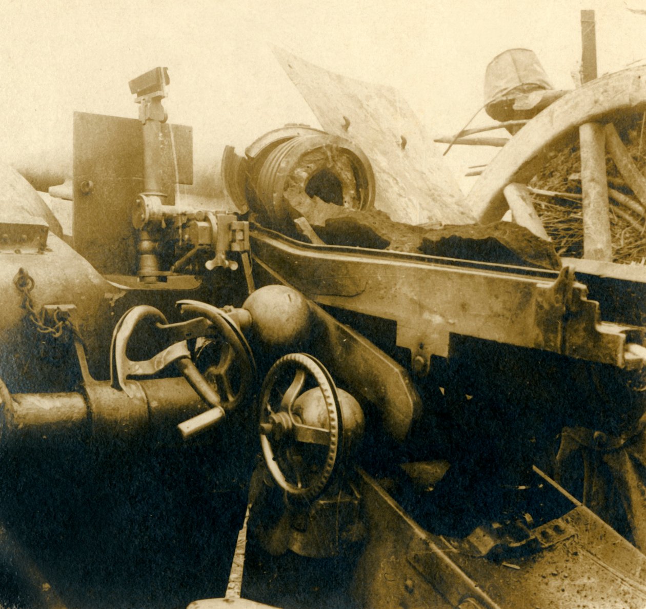 Yok edilen top, c1914-c1918 by Unbekannt
