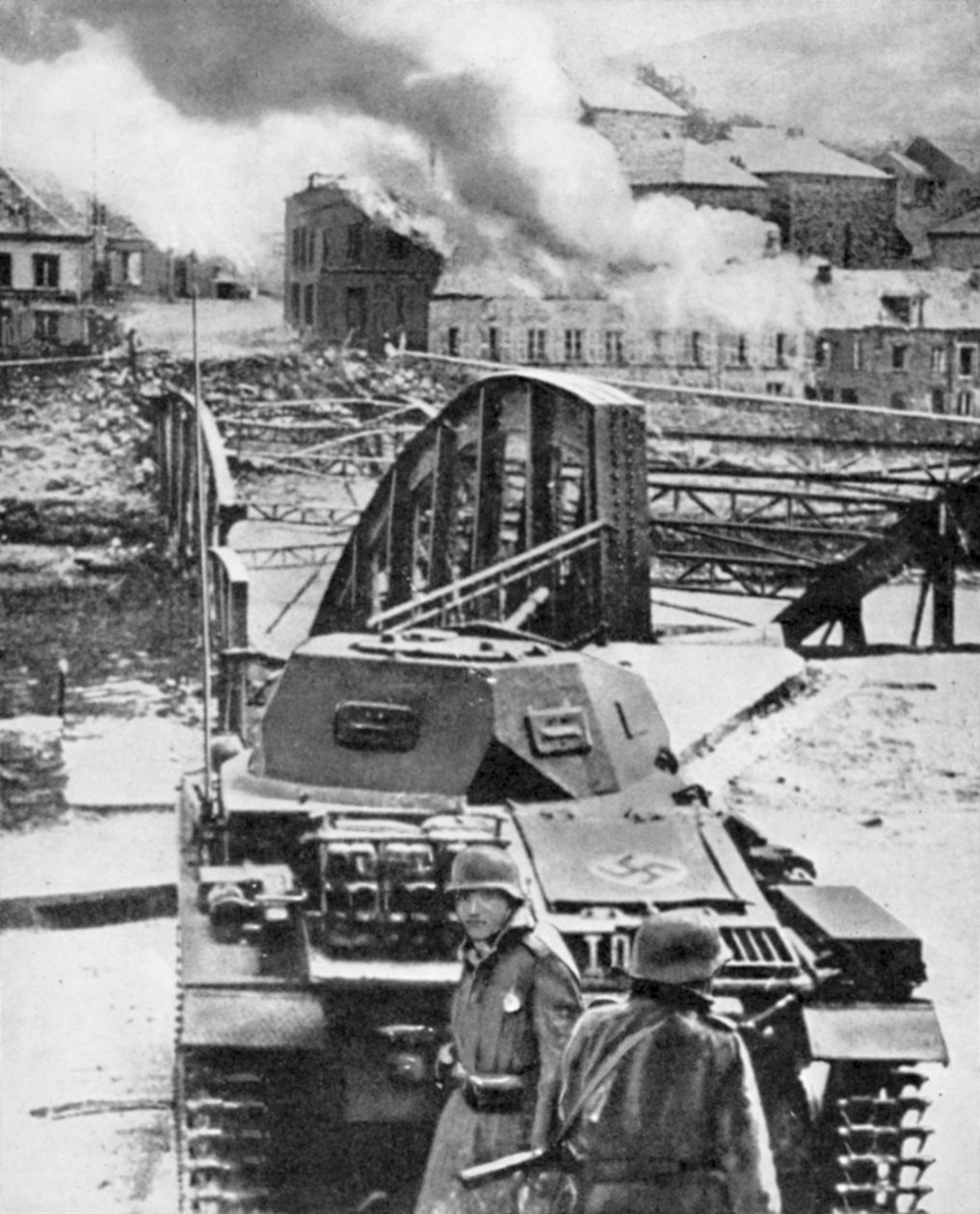 Alman ilerlemesini durdurmak için Belçikalılar tarafından Meuse Nehri üzerindeki köprünün yıkılması, 2. Dünya Savaşı, 1940 by Unbekannt