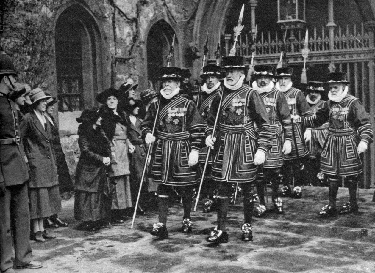Yeomen Warders tarafından Maundy Money Dağılımı, Londra Kulesi, 1926-1927 by Unbekannt