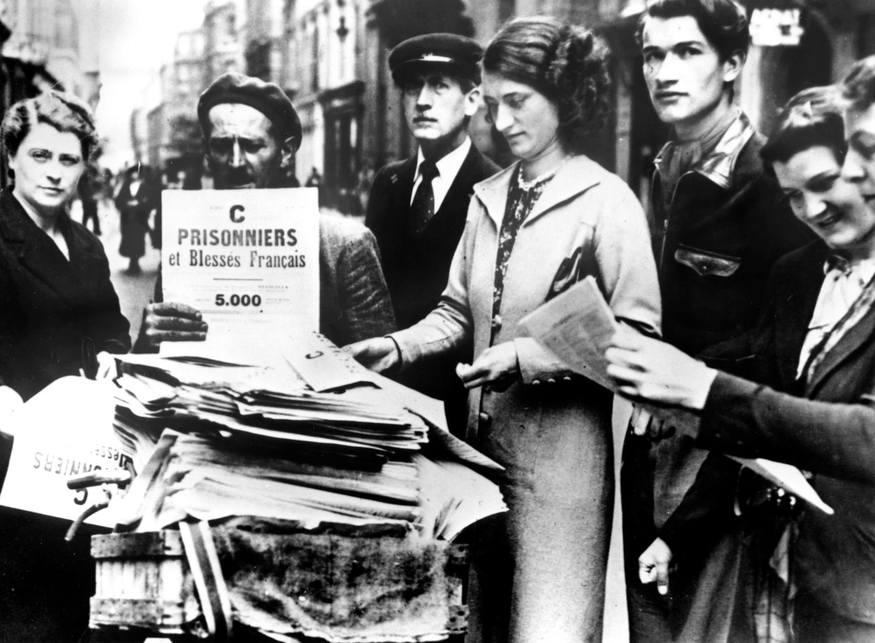 Yaralı ve esir Fransızların ilk resmi listelerinin dağılımı, Paris, 25 Temmuz 1940 by Unbekannt