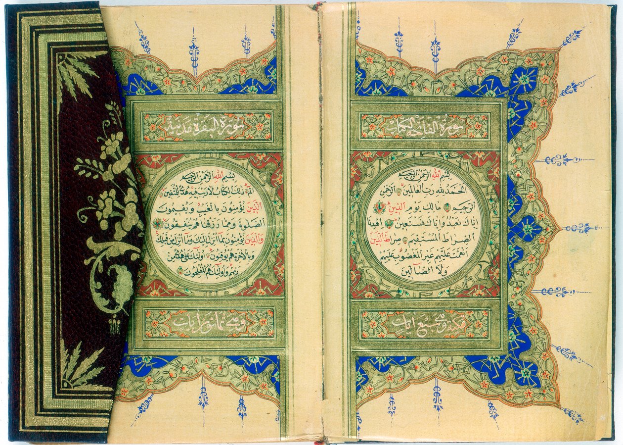 Marjinal çiçek süslemeli bir Kuran