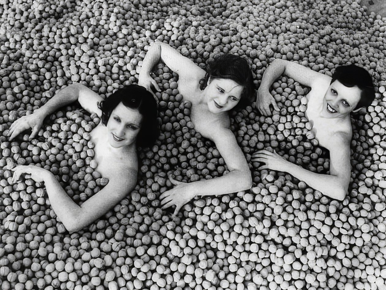 Üç genç kadın bir ceviz denizinde yıkanıyor. Amerika. 1932 by Unbekannt