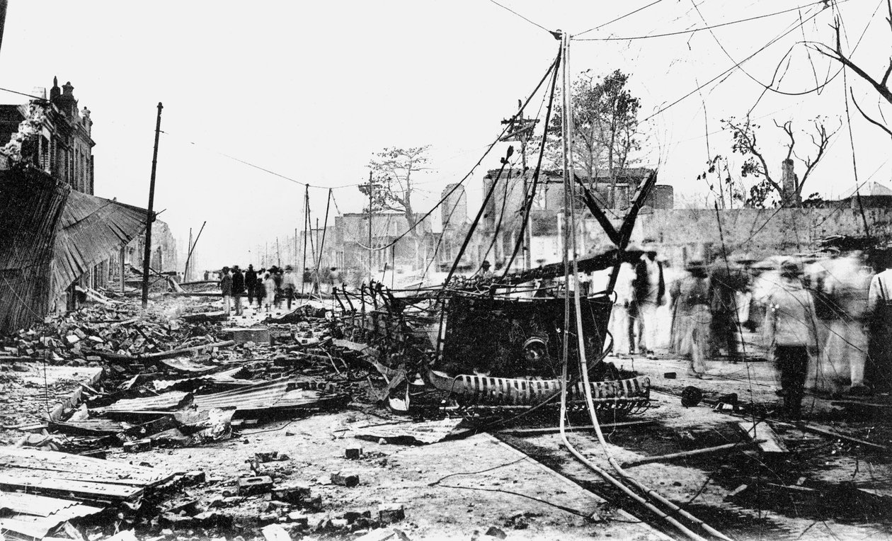 Deprem hasarı ve yanmış bir araba, King Street, Kingston, Jamaika, 1907 by Unbekannt