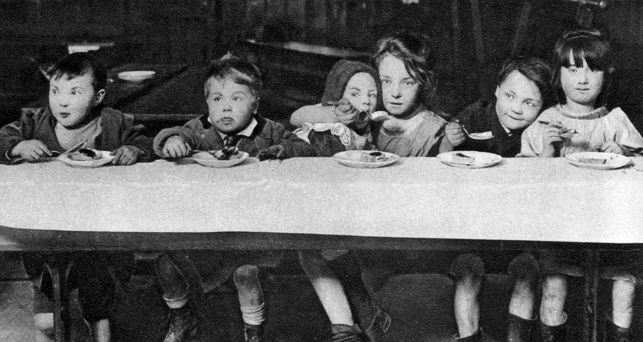 East End çocukları bir hayır kurumu tarafından besleniyor, Londra, 1926-1927 by Unbekannt