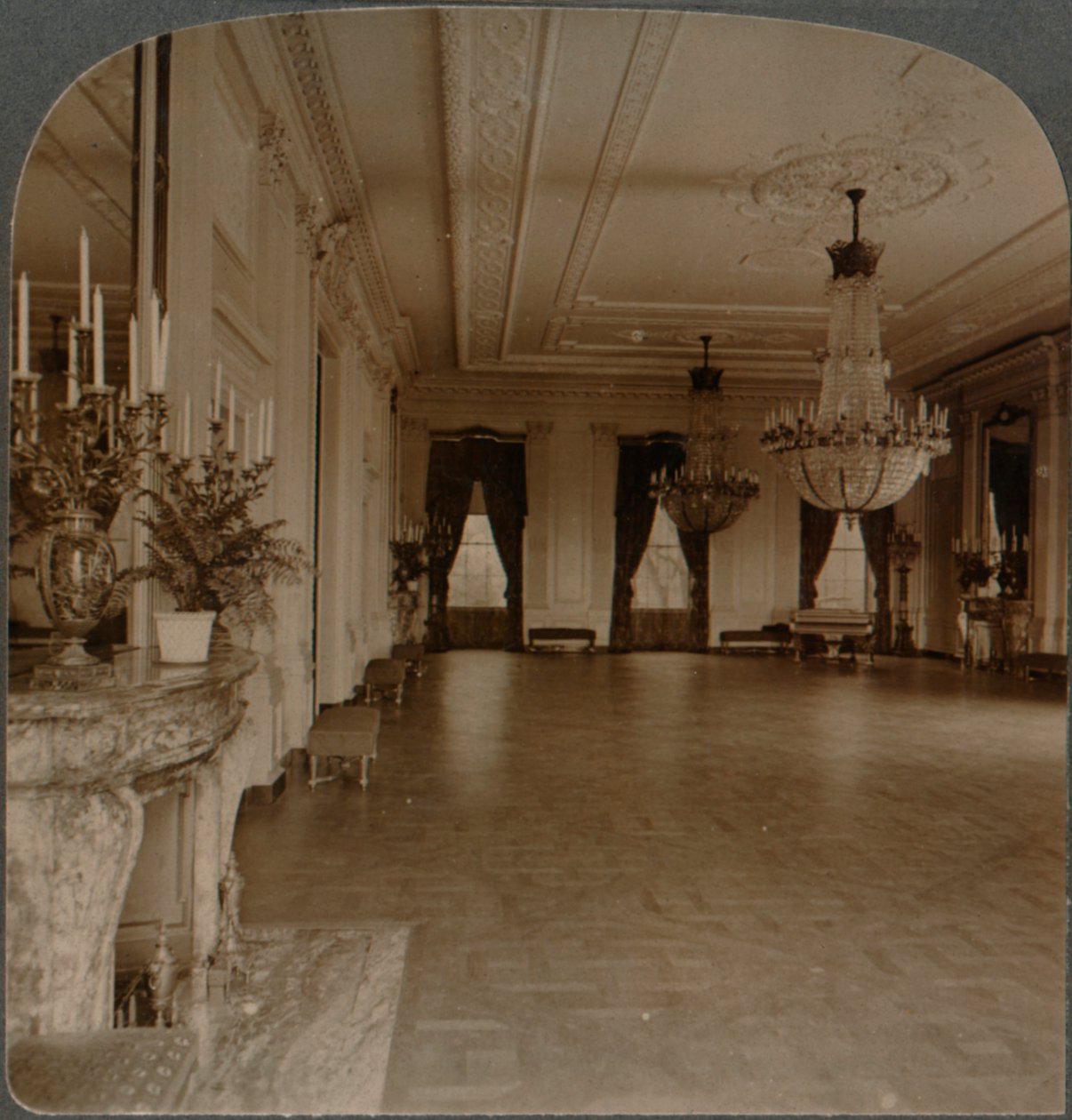 Resepsiyonların düzenlendiği doğu odası, Beyaz Saray, Washington D.C., c1900 by Unbekannt
