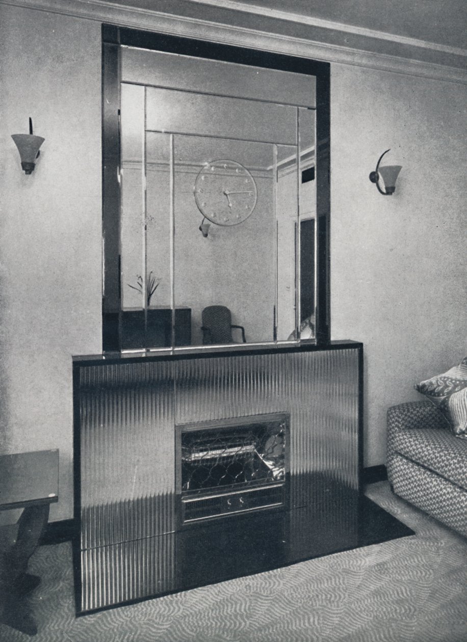 James Clark & Son Ltd., 1940 tarafından elektrikli şömine ve manto by Unbekannt
