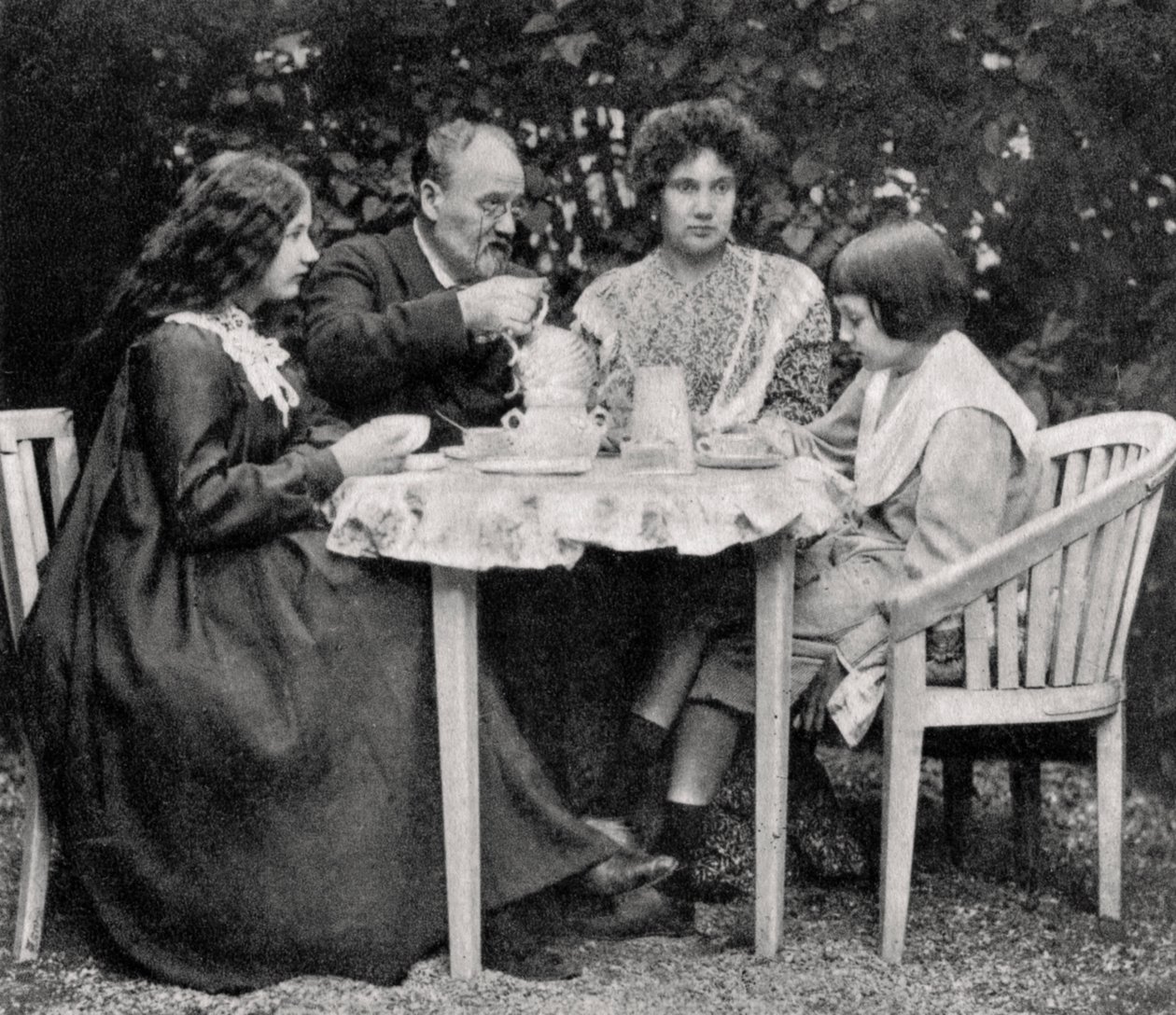 Fransız romancı Emile Zola, ailesiyle birlikte, 1899 by Unbekannt