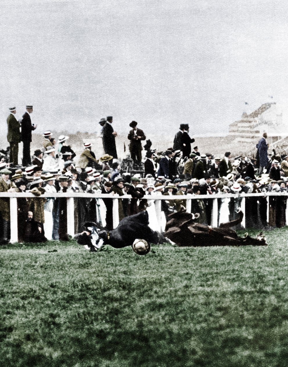 Emily Davison Derby sırasında kendisini Kings atının önüne atarken, Epsom, Surrey, 1913 by Unbekannt