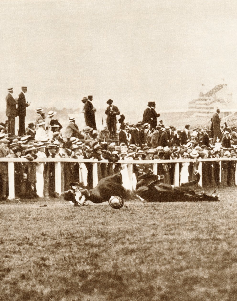 Emily Davison Derby sırasında kendisini Kings atının önüne atarken, Epsom, Surrey, 1913 by Unbekannt