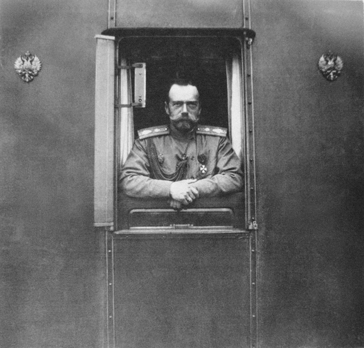 İmparator II. Nicholas kendi vagonunun penceresinde, 1917 by Unbekannt