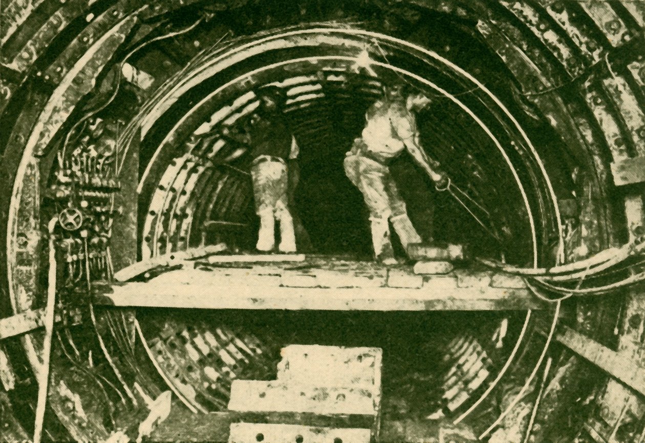 Şehir ve Güney Londra Demiryolunda Genişleyen Tüneller, Yeni ve Eski Çapları Gösteriyor, 1930. by Unbekannt
