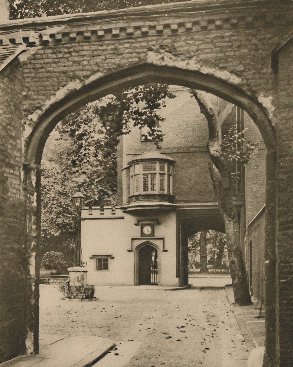 Giriş Avlusu ve Charterhouse Geçidi, c1935. by Unbekannt
