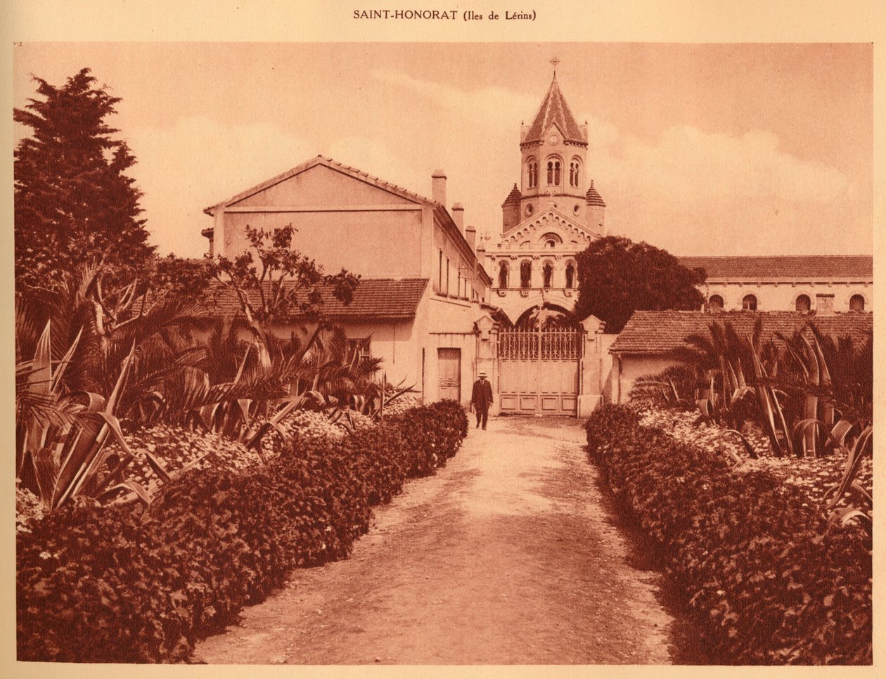 Manastırın girişi, Saint-Honorat, 1930. by Unbekannt