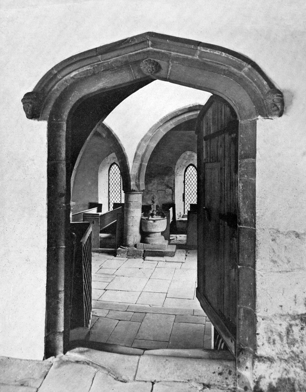 Şapelin girişi, Haddon Hall, Derbyshire, 1924-1926 by Unbekannt