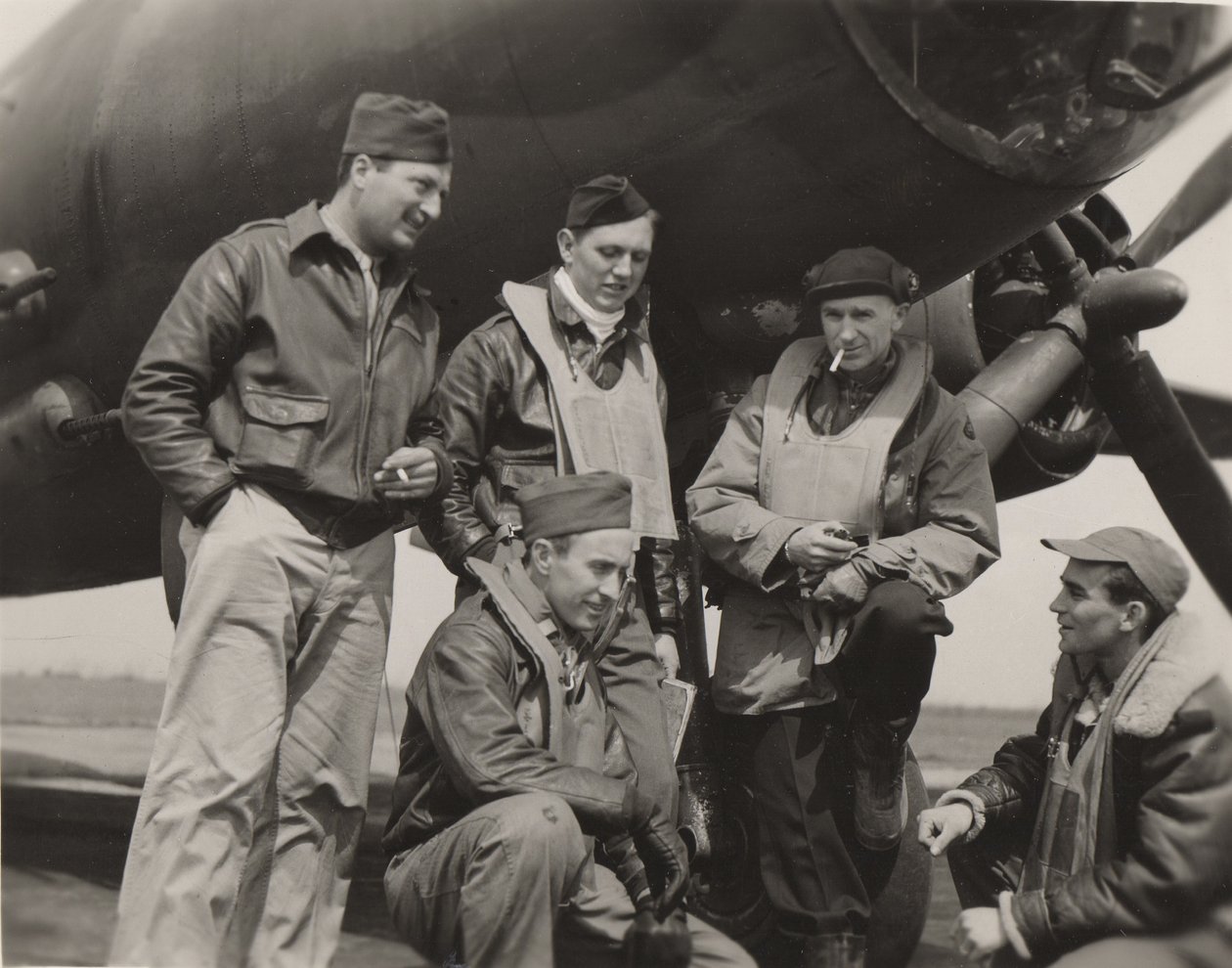 Bir Bombardıman Mürettebatı ile Ernie Pyle by Unbekannt