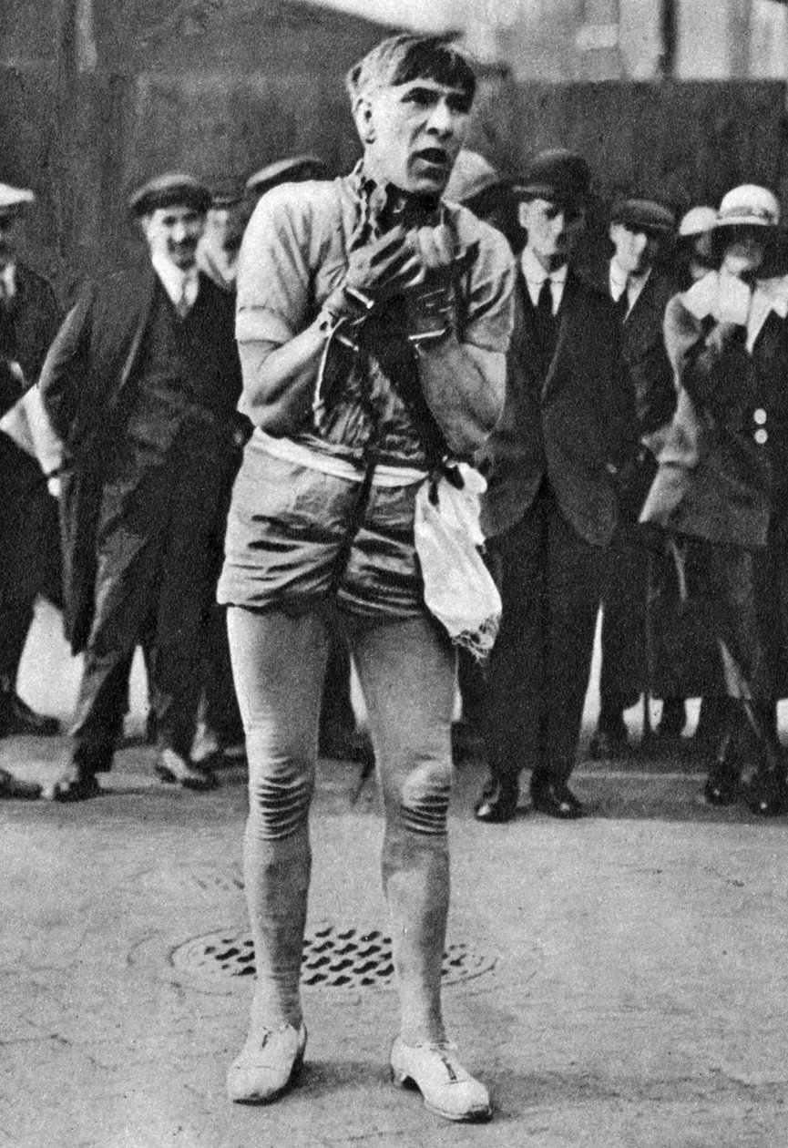 Tiyatro müdavimlerini çukur kuyruğunda eğlendiren kaçış bilimci, Londra, 1926-1927 by Unbekannt