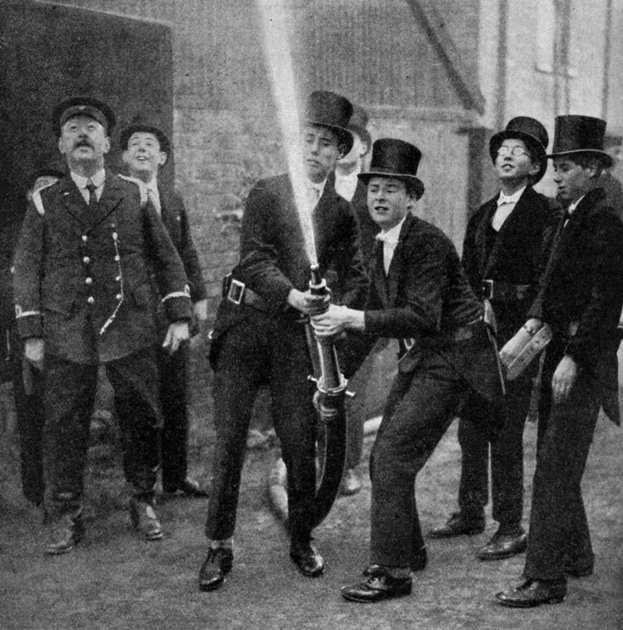 Etons amatör itfaiyeciler hortum tatbikatı yapıyor, Berkshire, c1922 by Unbekannt