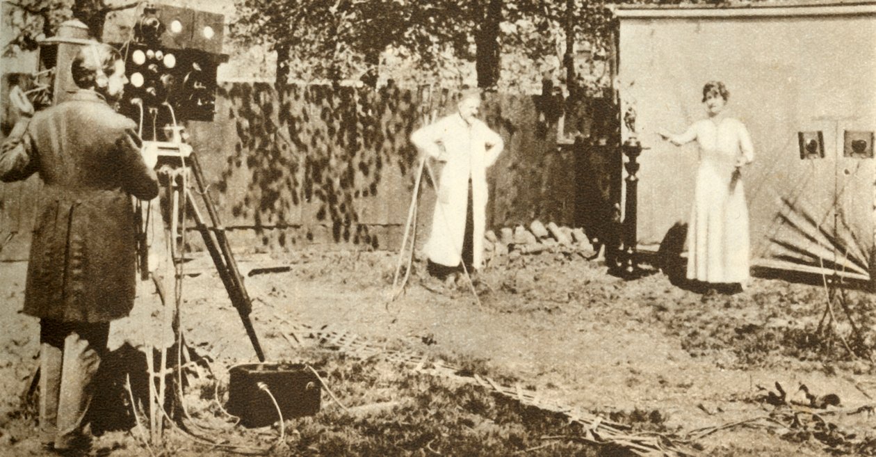 Eugene Lauste, ilk birleşik hareketli görüntü ve sesi kaydediyor, c1905, 1935. by Unbekannt