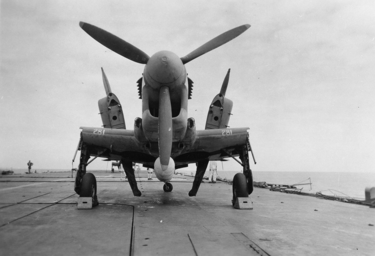 Fairey Firefly uçağı hangar asansörüne taşınmaya hazır, HMS Venerable, 1945 by Unbekannt