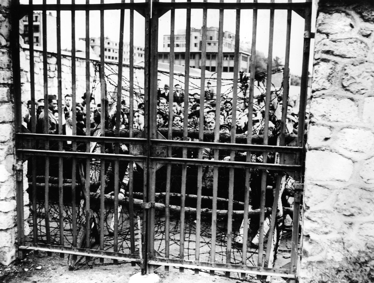 Sevdiklerinden haber bekleyen aileler, Hava Bakanlığı, Paris 1944 by Unbekannt