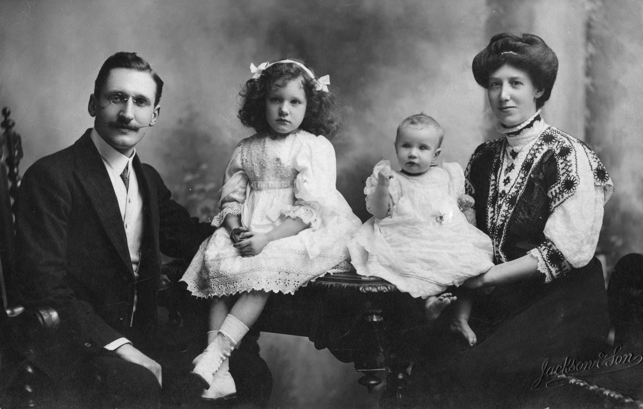 Aile portresi, c1900s-c1910s by Unbekannt