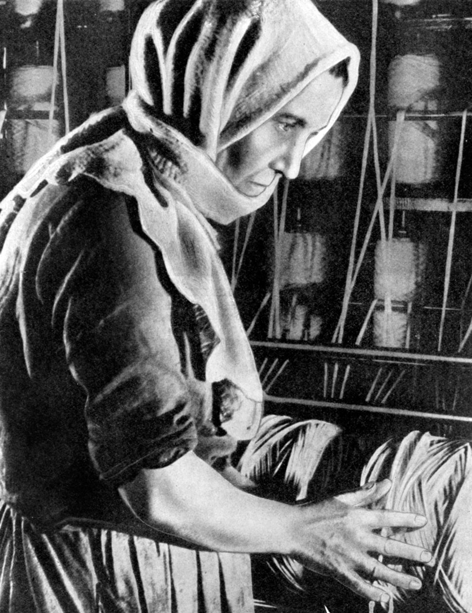Kadın fabrika işçisi, Moskova, 1936 by Unbekannt