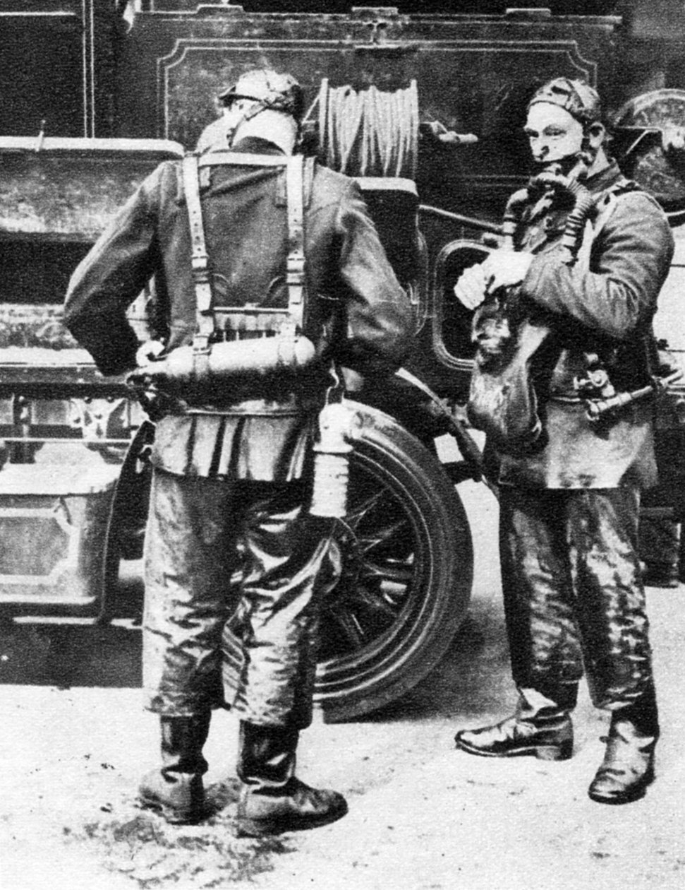 Duman kaskı takan itfaiyeciler, Farringdon Caddesi lastik işleri, Londra, 1926-1927 by Unbekannt