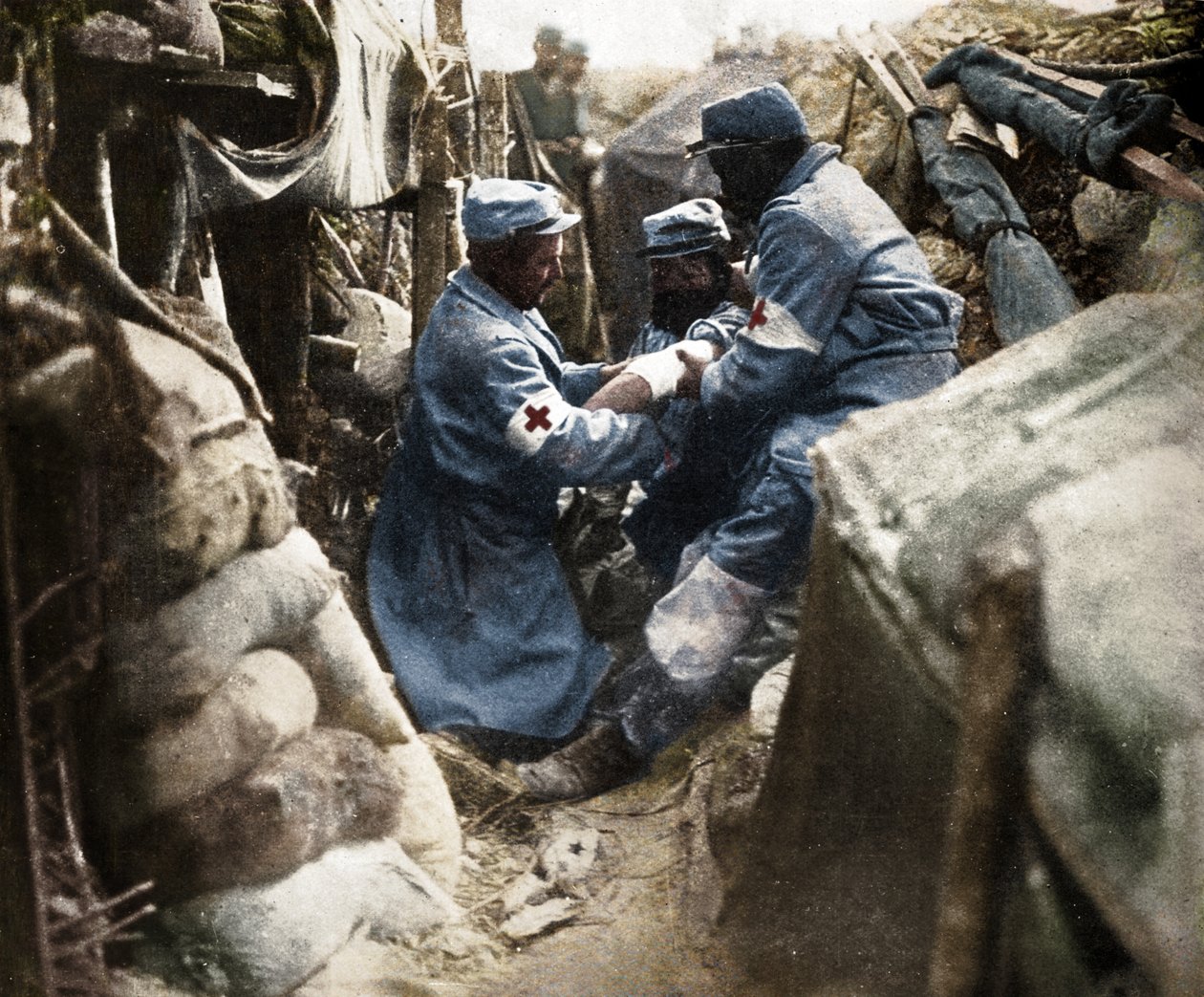 Fransız siperlerinden birinde yaralı bir adama ilk yardım, 1915 by Unbekannt