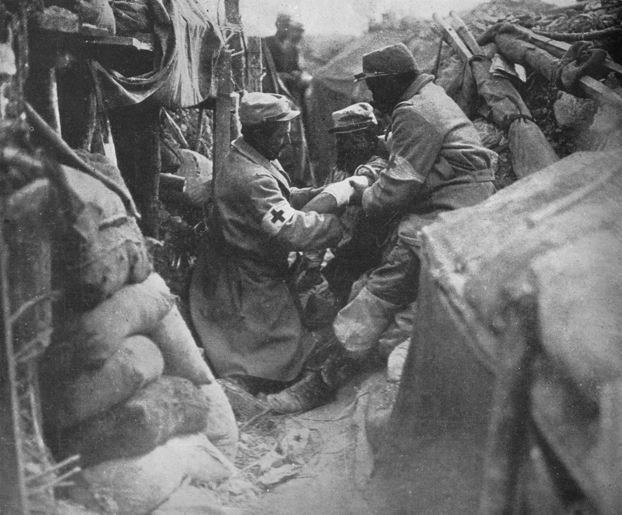 Fransız siperlerinden birinde yaralı bir adama ilk yardım, 1915 by Unbekannt