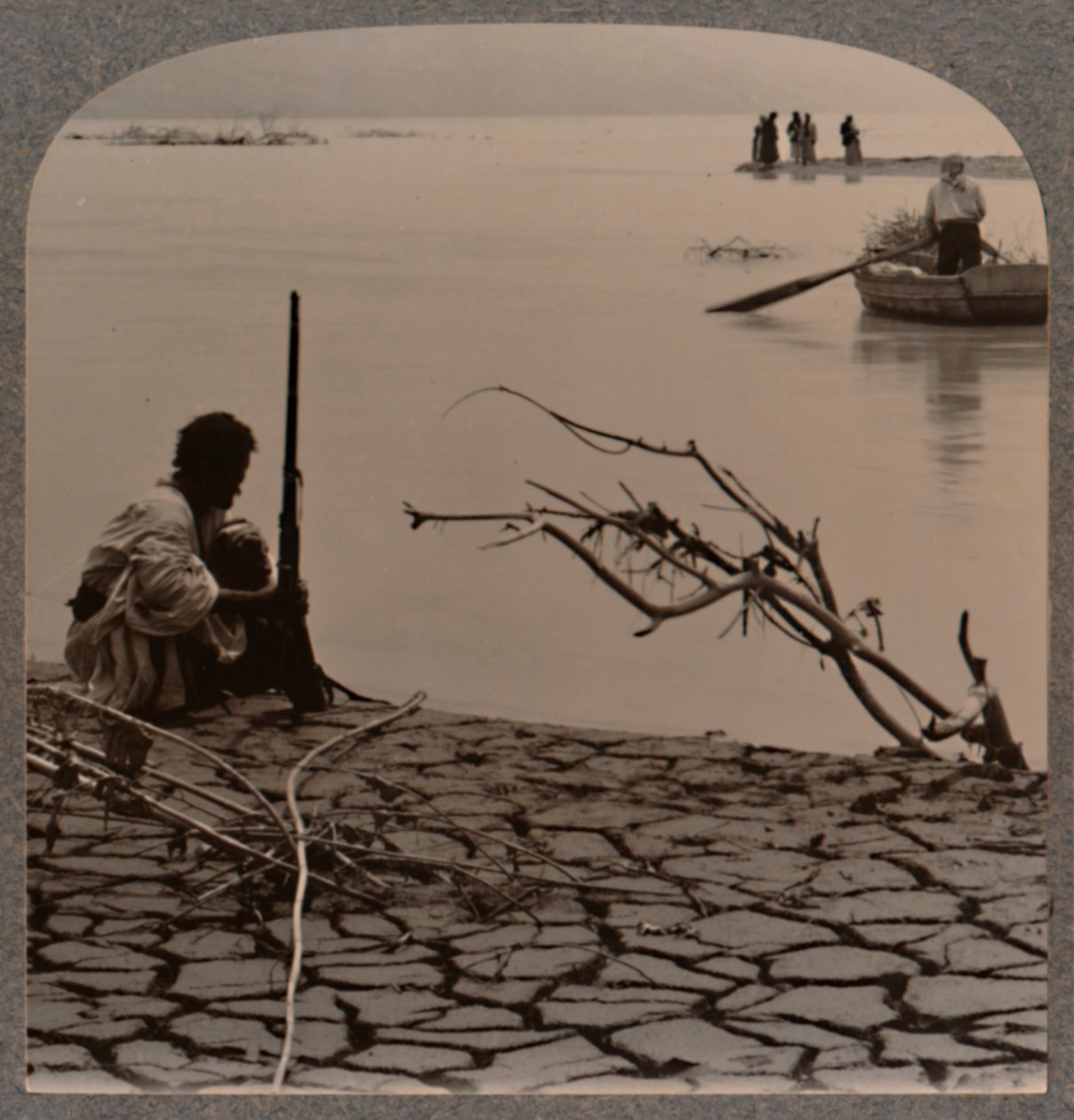 Lut Gölü kıyısındaki balıkçılar: kıyıda çatlaklar gösteriliyor, c1900 by Unbekannt