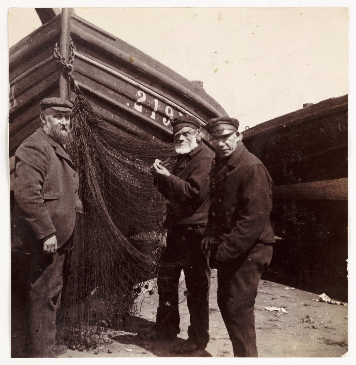 Ağın yanında duran balıkçılar, 1905 dolayları by Unbekannt