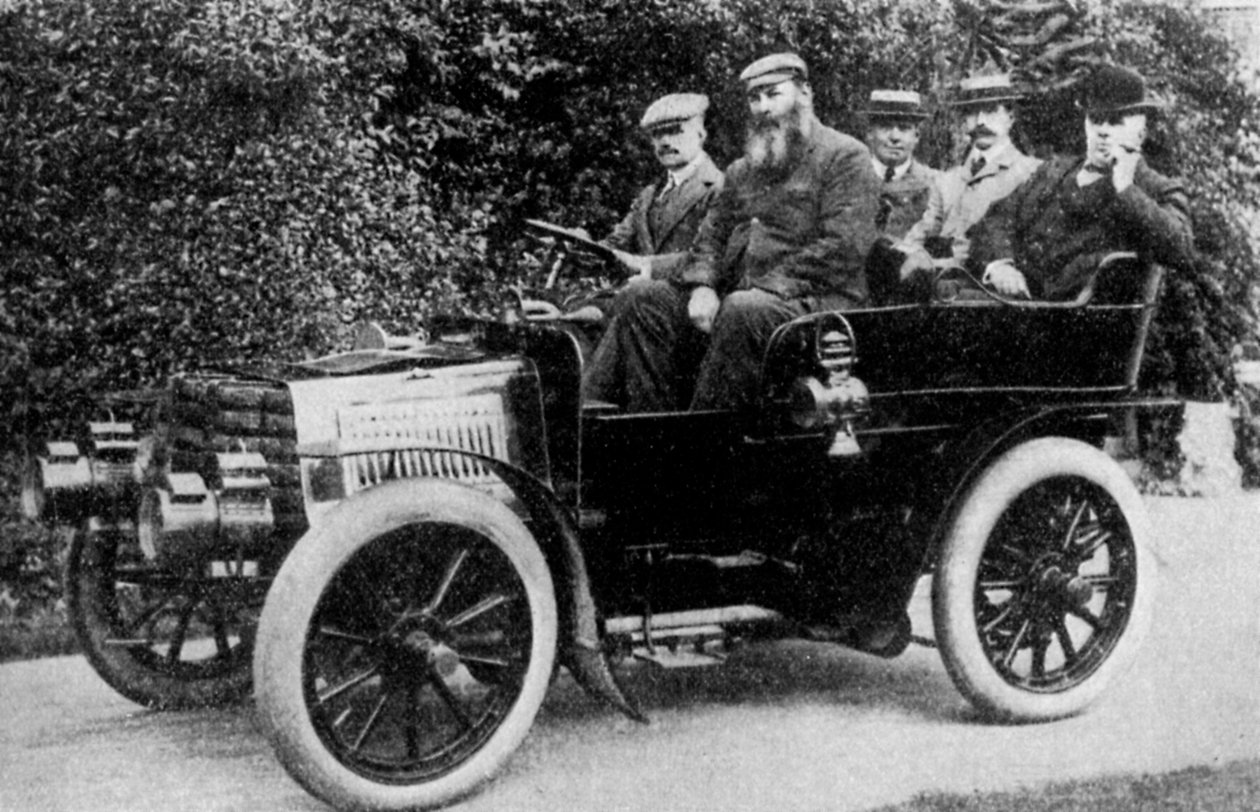 Bir motorlu arabada oturan beş adam, 1902 1935 by Unbekannt