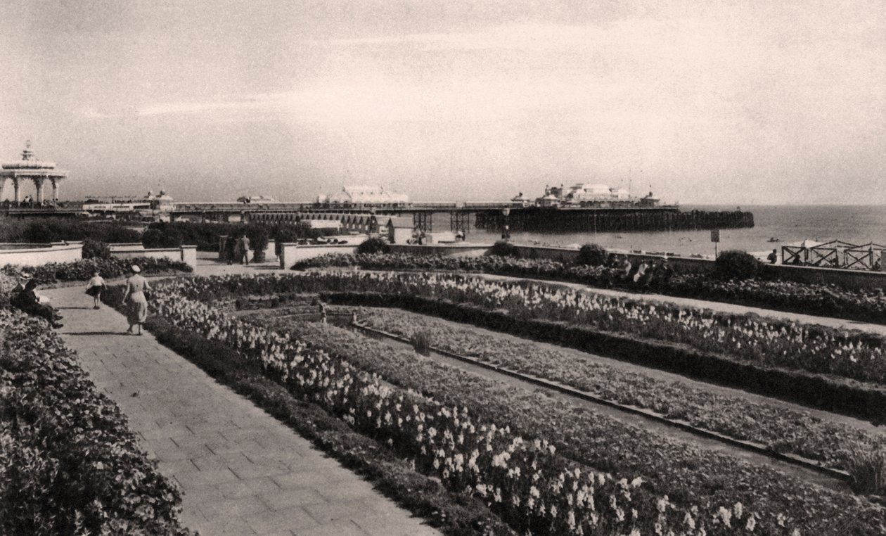 Çiçek bahçeleri ve West Pier, Brighton, Sussex, 1938 by Unbekannt