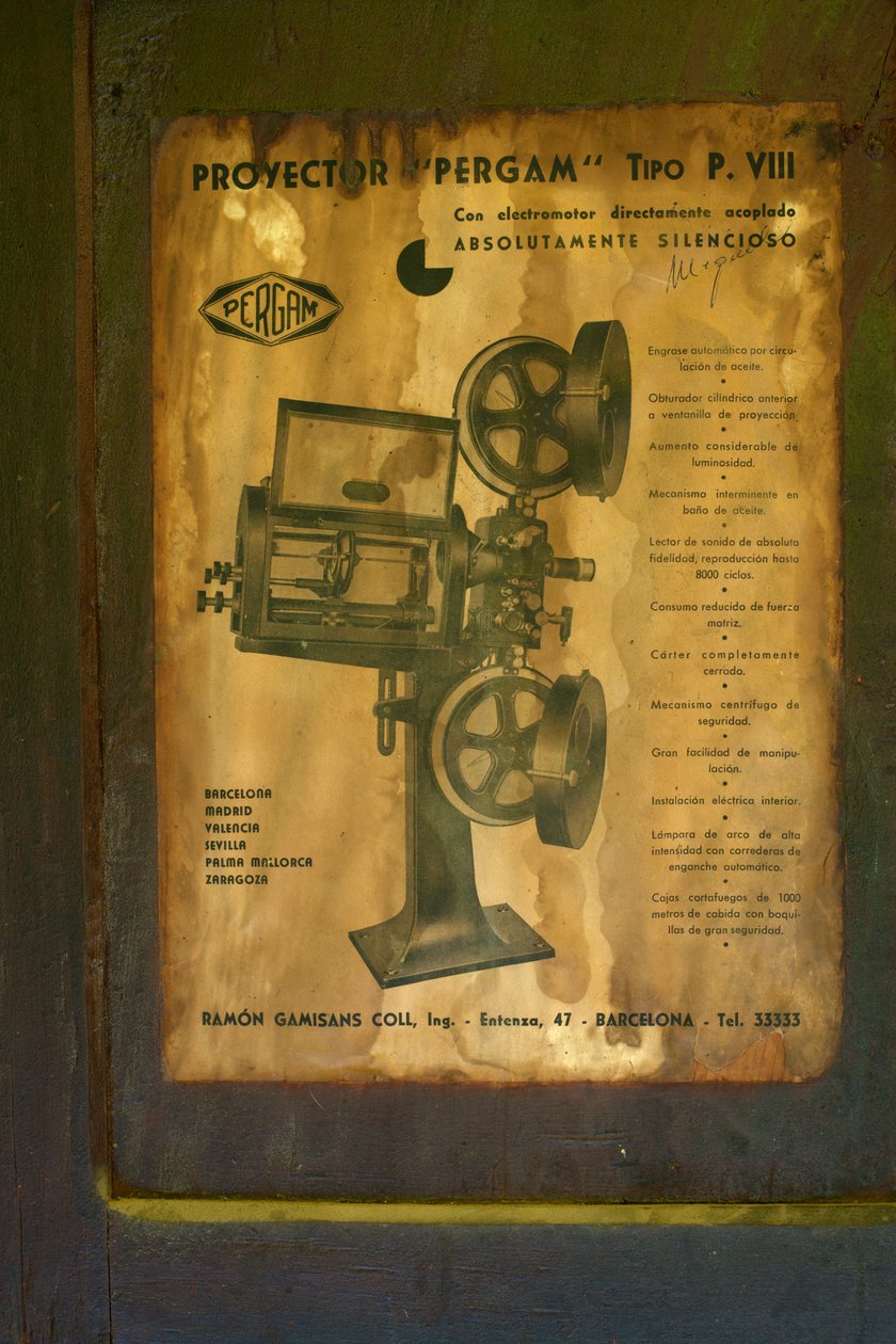 Eski otel (Hostal Vell - la Toranesa). İç mekan. Sinema projeksiyon odası. Sinema projektörü (Ossa Pergam tipo PVIII). Detay. Orijinal projektör kılavuzu. by Unbekannt