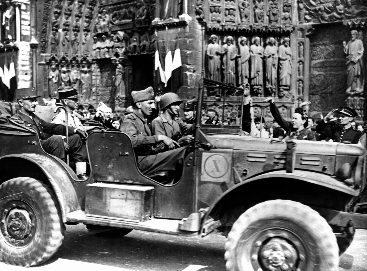 Fransız General Philippe Leclerc Notre Dame dışında, Paris