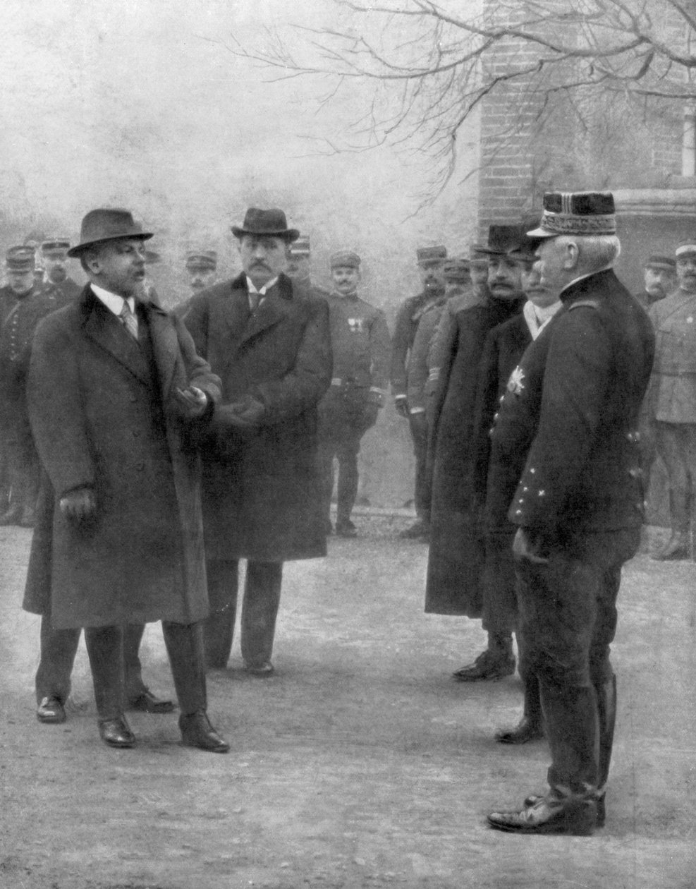 Fransa Cumhurbaşkanı Raymond Poincare, General Joseph Joffre ile toplantı, 1914. by Unbekannt
